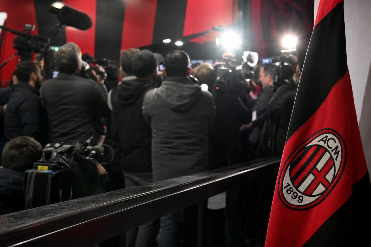 Gespannen persomgeving in AC Milan-context rond een mogelijk trainersgerucht.