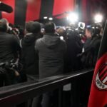 Gespannen persomgeving in AC Milan-context rond een mogelijk trainersgerucht.