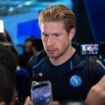 Kevin De Bruyne in een gespannen voetbalcontext rond Napoli