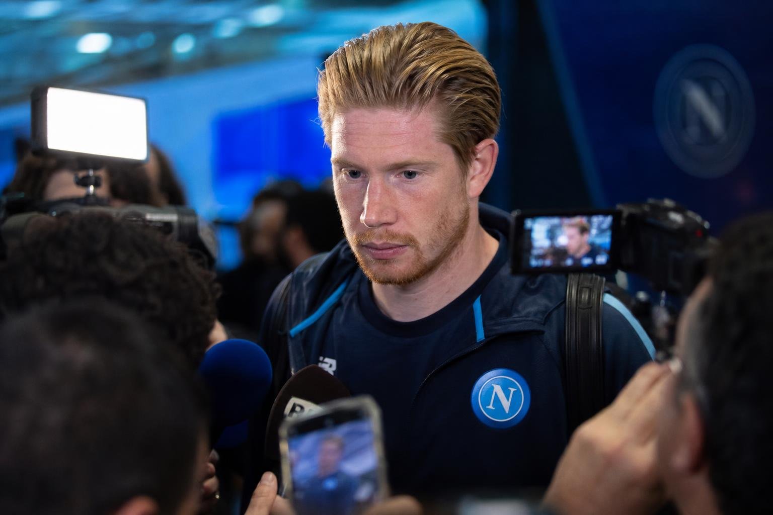 Kevin De Bruyne in een gespannen voetbalcontext rond Napoli