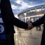 Transfergerichte sfeer rond KAA Gent met stadioncontext zonder herkenbare gezichten
