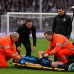 Een brancard wordt het veld op gedragen tijdens Anderlecht tegen Club Brugge in de Champions' Play-Offs.