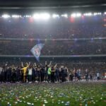 PSG viert Champions League-winst na strafschoppen tegen Arsenal