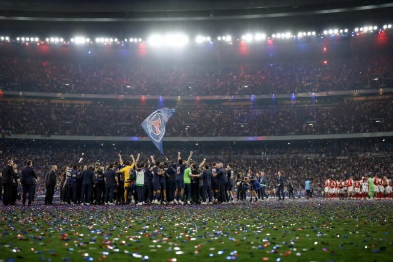 PSG viert Champions League-winst na strafschoppen tegen Arsenal