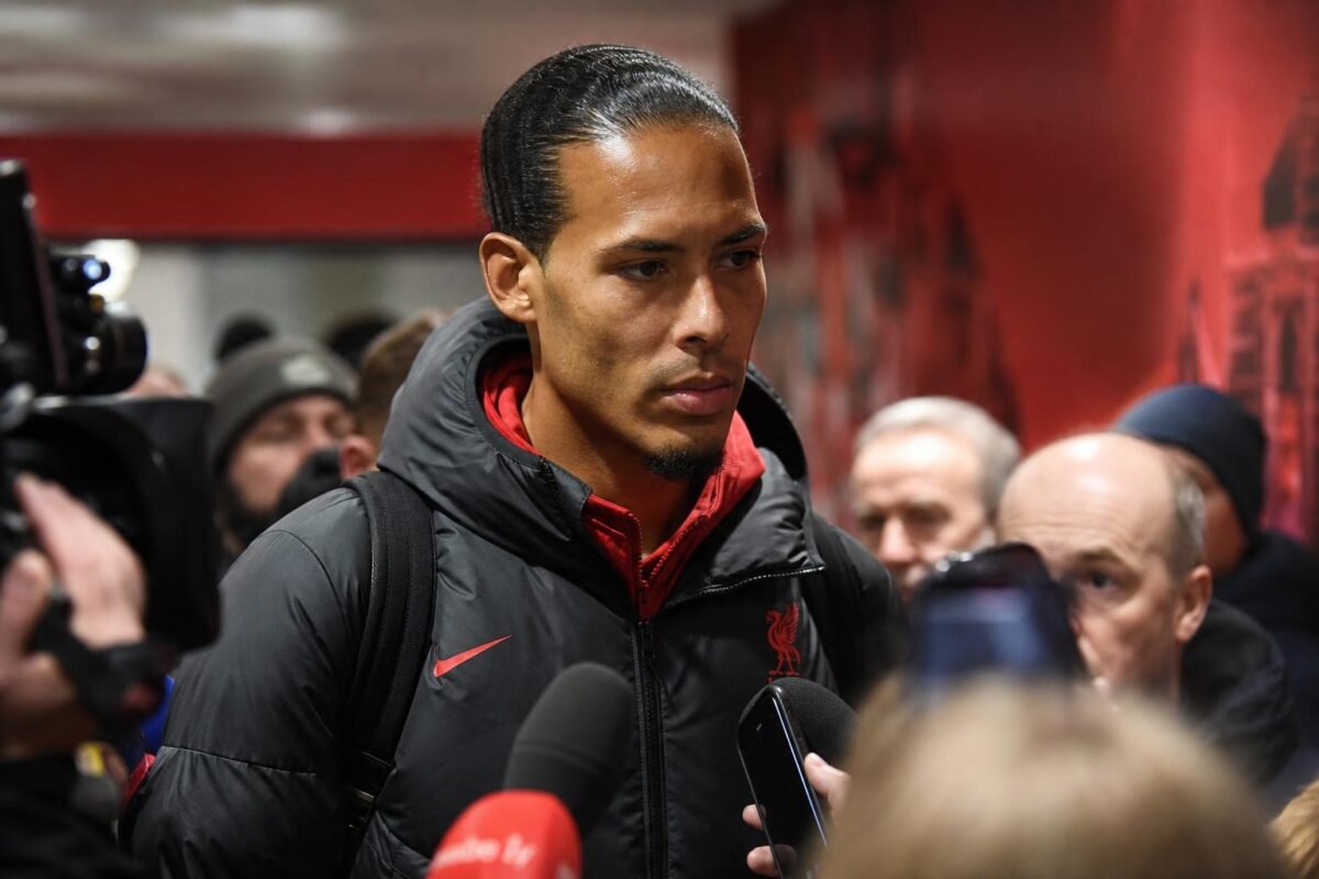 Virgil van Dijk in een gespannen voetbalcontext rond transfergeruchten