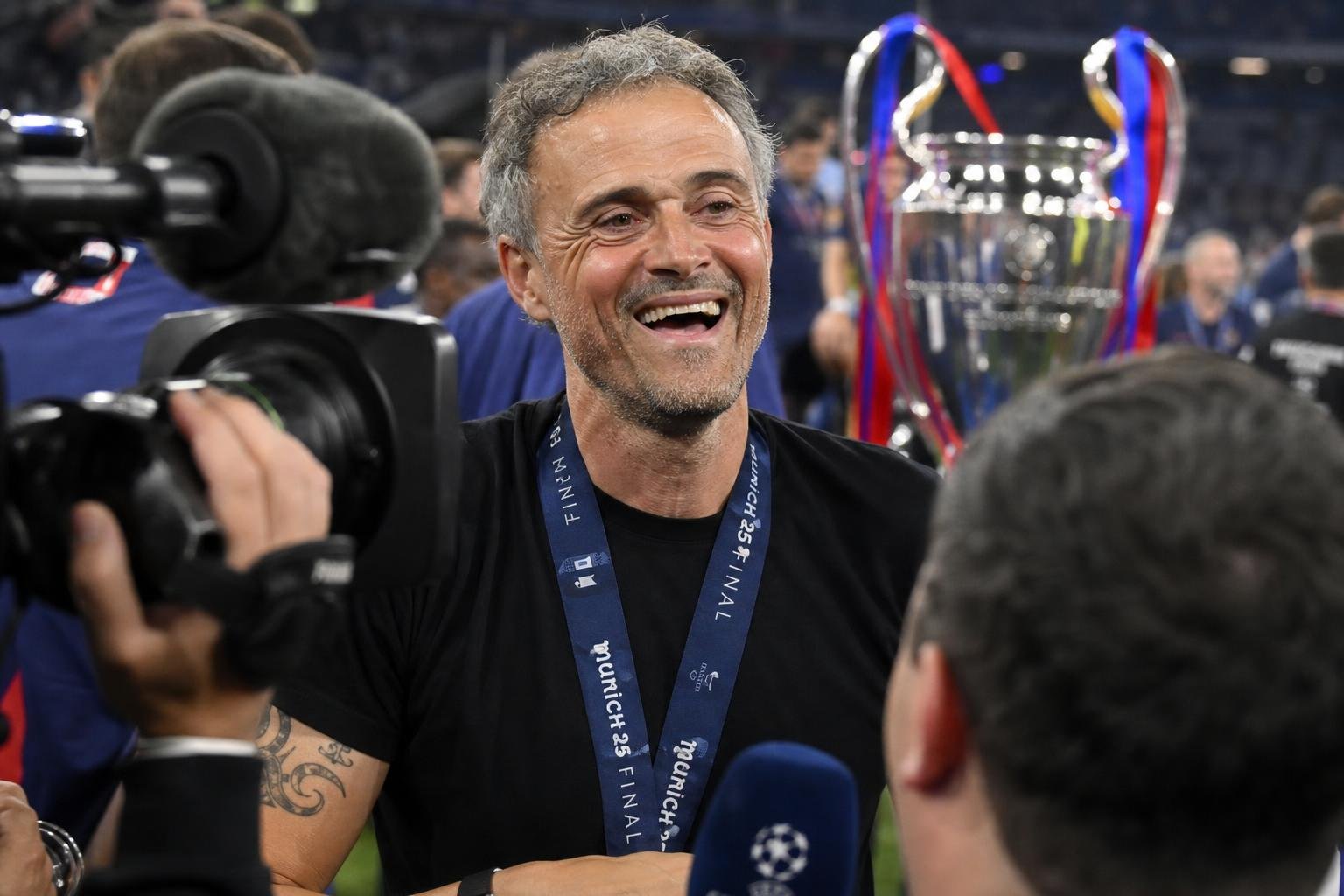 Luis Enrique viert de Champions League-triomf van PSG