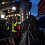 Transfercontext rond AC Milan met gespannen stadionomgeving zonder herkenbare gezichten