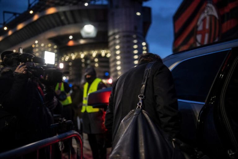 Transfercontext rond AC Milan met gespannen stadionomgeving zonder herkenbare gezichten
