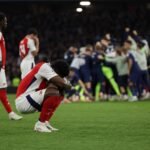 Arsenal-spelers verwerken een nederlaag na strafschoppen in een Europese finale