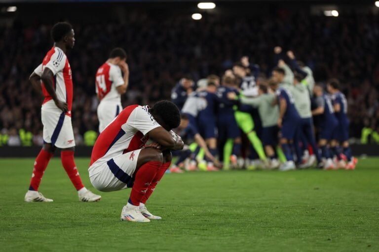 Arsenal-spelers verwerken een nederlaag na strafschoppen in een Europese finale