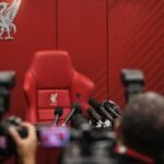 Perszaal in Liverpool-sfeer met microfoons na het ontslag van Arne Slot