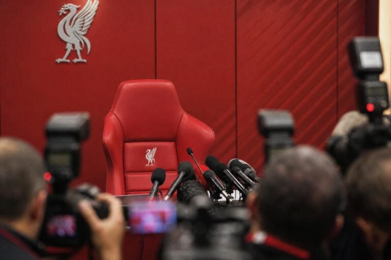 Perszaal in Liverpool-sfeer met microfoons na het ontslag van Arne Slot