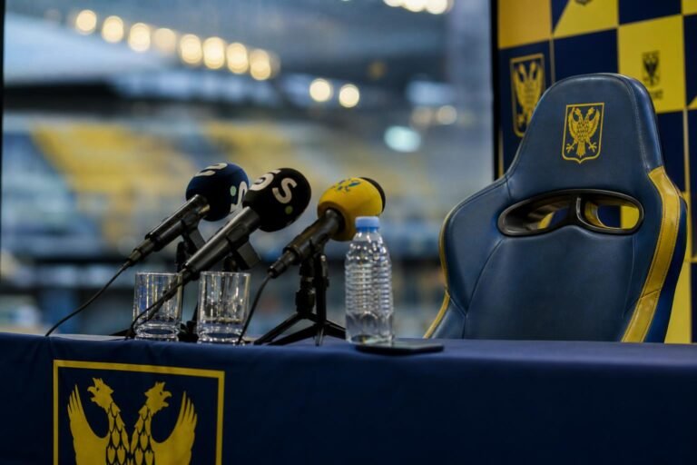 Lege trainersstoel in een gespannen STVV-context na het vertrek van Wouter Vrancken