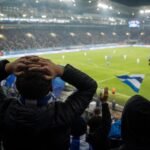 Gespannen stadionsfeer rond KAA Gent tijdens een beladen wedstrijdmoment