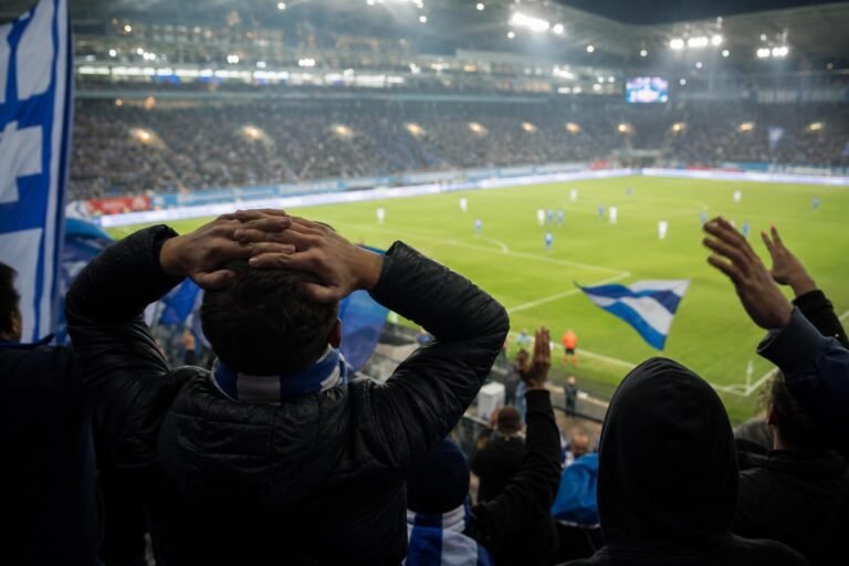Gespannen stadionsfeer rond KAA Gent tijdens een beladen wedstrijdmoment
