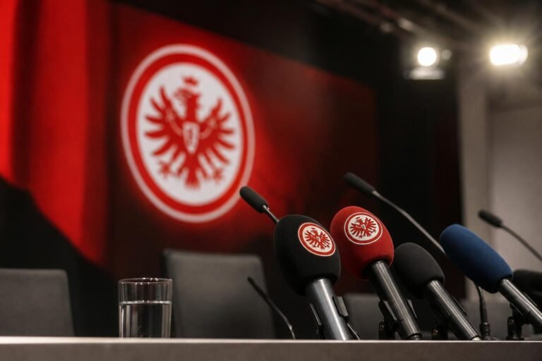Persmoment rond de terugkeer van Adi Hütter bij Eintracht Frankfurt