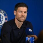 Xabi Alonso tijdens een persmoment rond Chelsea en transferplannen