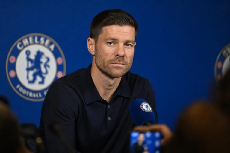 Xabi Alonso tijdens een persmoment rond Chelsea en transferplannen