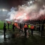 Gespannen sfeer na Standard-Charleroi met supporters en stewards in het stadion