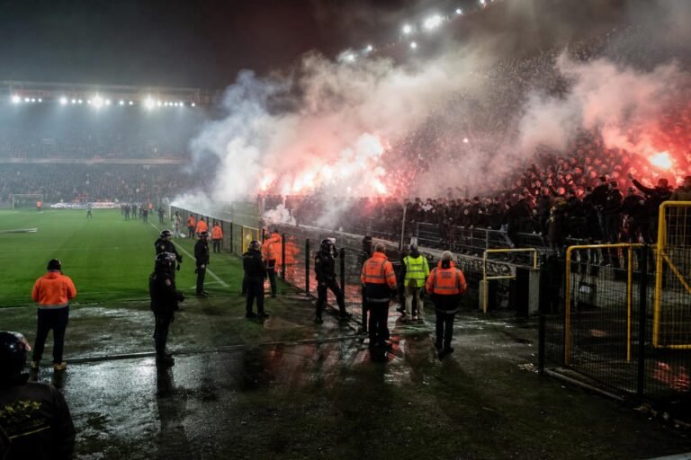 Gespannen sfeer na Standard-Charleroi met supporters en stewards in het stadion
