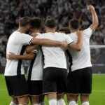 Duitse spelers vieren een doelpunt tijdens de WK-voorbereiding tegen Finland