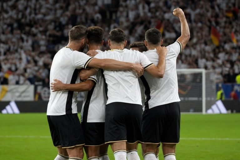 Duitse spelers vieren een doelpunt tijdens de WK-voorbereiding tegen Finland