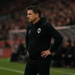 Joseph Oosting langs de zijlijn bij Royal Antwerp FC in het stadion