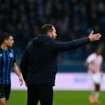 Ivan Leko coacht Club Brugge langs de zijlijn tijdens een competitiewedstrijd