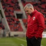 Joseph Oosting langs de zijlijn bij Royal Antwerp FC tijdens een wedstrijd