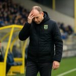 Wouter Vrancken langs de zijlijn bij STVV in het stadion van Stayen