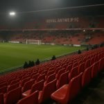 Sfeerbeeld in het Bosuilstadion bij Royal Antwerp FC zonder herkenbare supportersgezichten