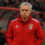 José Mourinho langs de zijlijn als trainer van Benfica tijdens een wedstrijd