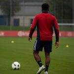Jorthy Mokio van Ajax op training, gezien van achteren zonder herkenbare gezichten