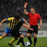 Spelmoment in STVV-Union met discussies rond een rode kaart