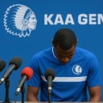 Rik De Mil geeft uitleg tijdens een persmoment bij KAA Gent