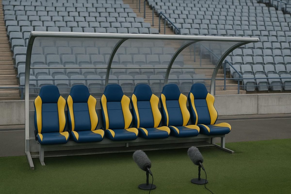 Lege trainerszone in een stadioncontext na het tijdelijk stopzetten van de samenwerking bij Maccabi Tel Aviv