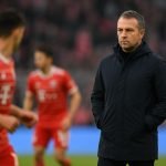 Vincent Kompany langs de zijlijn bij Bayern München tijdens een trainingsmoment.