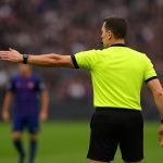 Scheidsrechter in de Jupiler Pro League tijdens een play-offwedstrijd in een Belgisch stadion