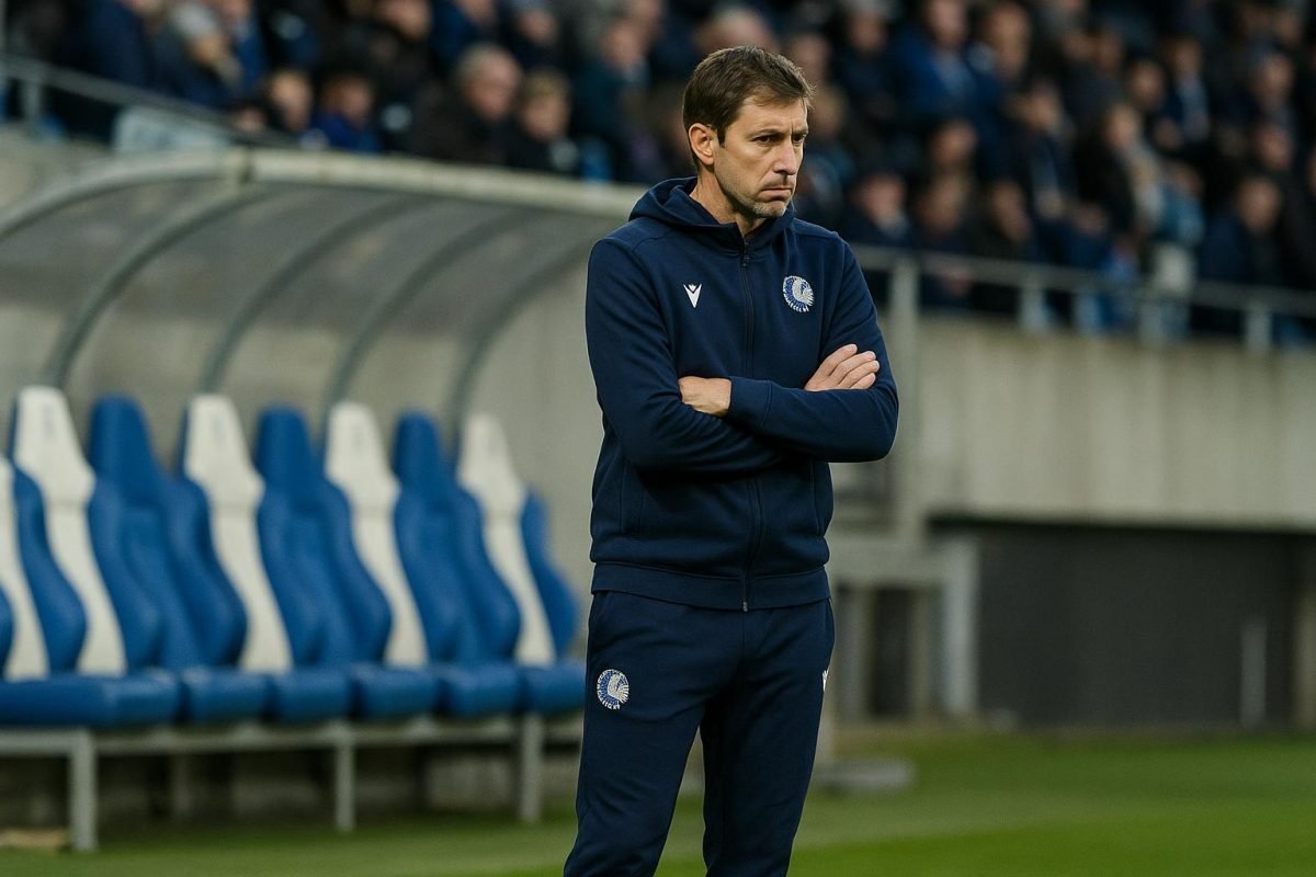 Rik De Mil langs de zijlijn tijdens een wedstrijd van KAA Gent