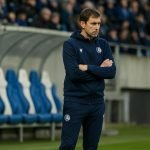 Rik De Mil langs de zijlijn tijdens een wedstrijd van KAA Gent