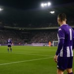 Sfeerbeeld in het Lotto Park bij RSC Anderlecht tijdens een wedstrijd, met paars-witte tribunes zonder herkenbare gezichten.