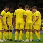 Spelers van STVV vieren samen op het veld in het stadion