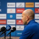 Nicky Hayen tijdens een persmoment van KRC Genk in de Europe Play-Offs