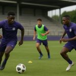 Training van RSCA Futures op Neerpede met spelers in beweging, zonder herkenbare gezichten