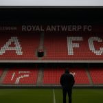Sfeervol beeld van het Bosuilstadion van Royal Antwerp FC in een ingetogen rouwmoment