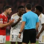 Spelmoment Benfica tegen Real Madrid met spelers in discussie op het veld