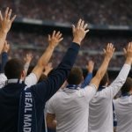 Sfeershot van het stadion van Real Madrid met supporters op de achtergrond