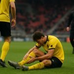 Sfeerbeeld van een wedstrijd van Lierse SK met focus op een speler met knieblessure