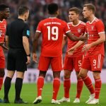 Spelers van Bayern München protesteren bij de scheidsrechter na een discutabele fase.