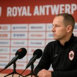 Joseph Oosting tijdens een persmoment bij Royal Antwerp FC op de Bosuil